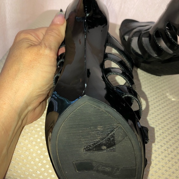 Sexy, black platform heels. EASY to walk in! - Picture 4 of 4